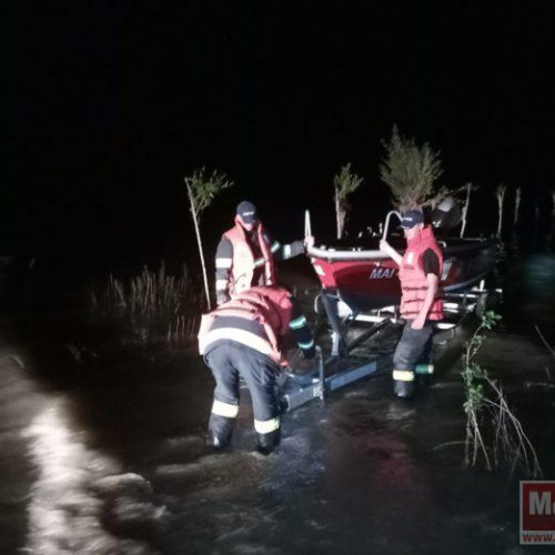 Doi pescari salvați noaptea după ce barca lor s-a răsturnat pe lacul Stânca – Costești