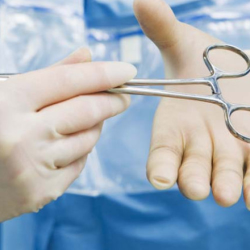 Femeie acuză un medic din Bihor de malpraxis după o operație la sâni