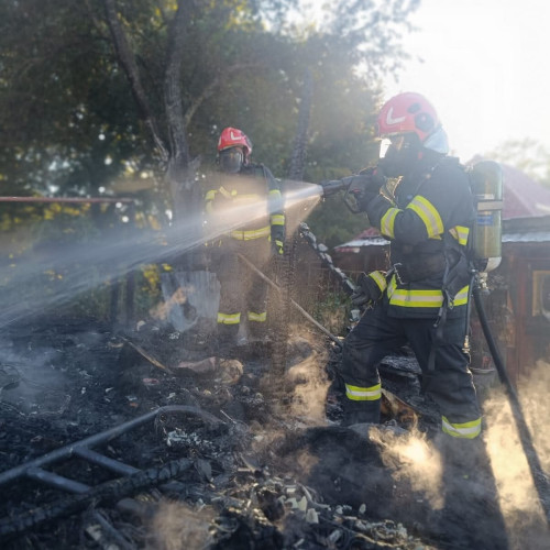 Incendiu la o anexă a unei cabane din Parâng, intervenție promptă a pompierilor