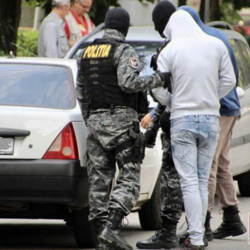 Doi tineri din Botoșani reținuți pentru furt calificat dintr-un autoturism