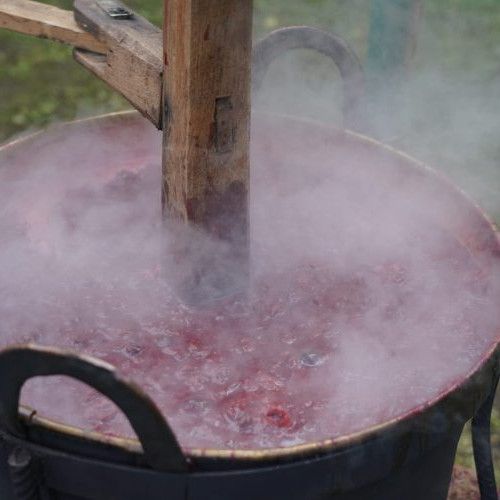 La Muzeul Satului din Baia Mare se prepară silvoița tradițională de toamnă