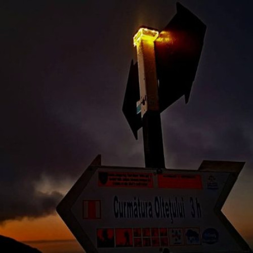 Salvamont gorjean instalează iluminare specială pe marcajele montane pentru siguranța turiștilor