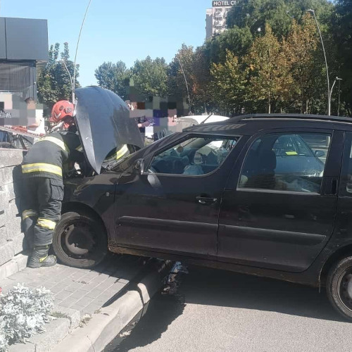 Mașină lovește zidul la intrarea în pasajul pietonal din Alba Iulia