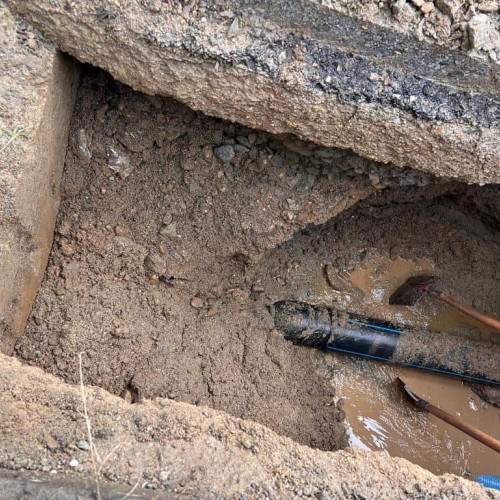 Avarie la rețeaua de distribuție a apei pe drumul vechi al Pianului