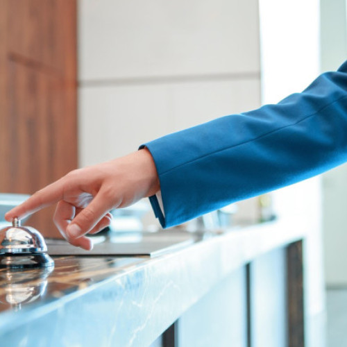 Tânără angajată la hotel din Alba Iulia, agresată sexual de un fals client