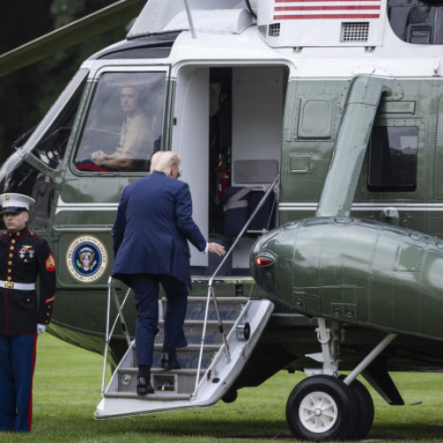 Bărbat arestat pentru că a îndreptat un fascicul laser spre elicopterul lui Donald Trump