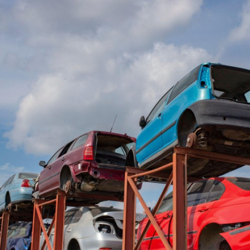 Bucureștiul sprijină campania de eliminare a mașinilor abandonate din oraș