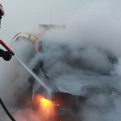 Incendiu la un autoturism pe strada Matei Basarab din Baia Mare