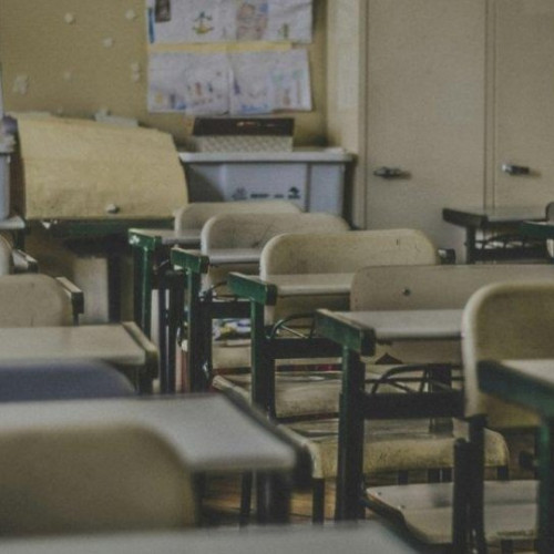 Doi minori au fost depistați în toaleta școlii întreținând relații în Timișoara