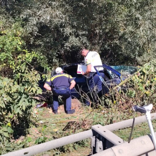 Șoferul unui autoturism a murit după ce a zburat cu mașina peste un pod în Suceava