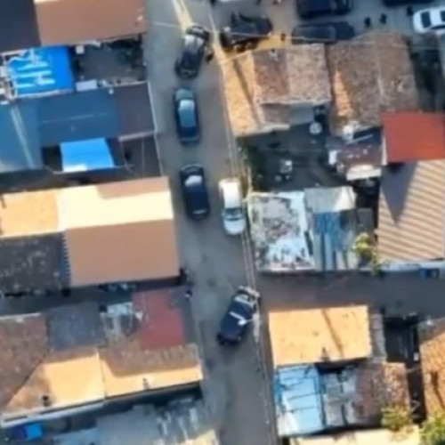 Percheziții în mai multe cartiere, anchetă pentru trafic de droguri în derulare