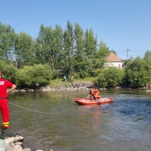Pompierii au recuperat un cadavru din râul Mureș, în apropierea podului din Aradul Nou