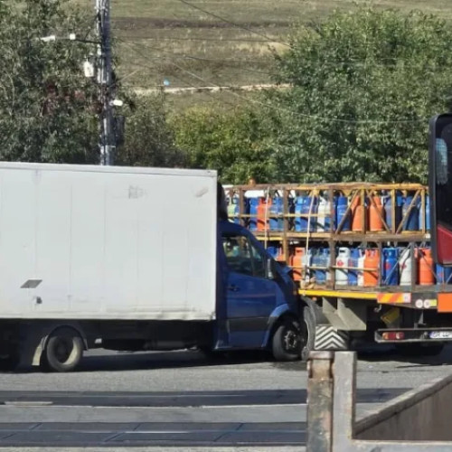 O dubă a intrat într-un camion încărcat cu butelii la Jucu, județul Cluj