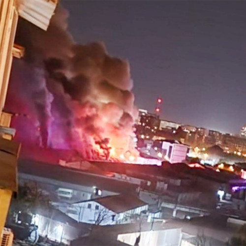 Incendiu puternic la acoperișul unui depozit din Sectorul 2 al Capitalei