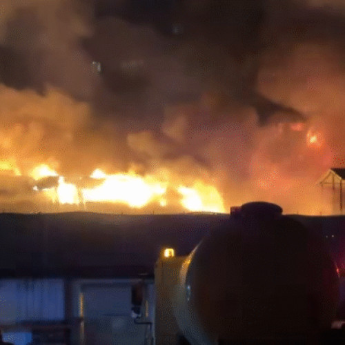 Incendiu la un depozit din Sector 2, pompierii controlează situația