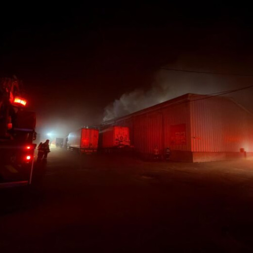 Incendiu la o hală din Sector 2 cu degajări mari de fum și suspiciuni privind amoniacul