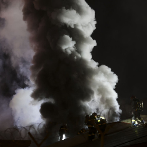 Norul de fum de la incendiu în Sectorul 2 se îndreaptă lent spre sud-vestul Bucureștiului