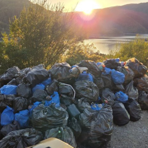 Acțiune de ecologizare pe Lacul Siriu organizată de mai multe asociații și instituții