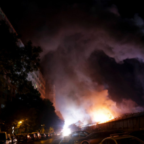 Incendiu în Sectorul 2 al Capitalei provoacă degajări toxice de fum și alertă RO-Alert