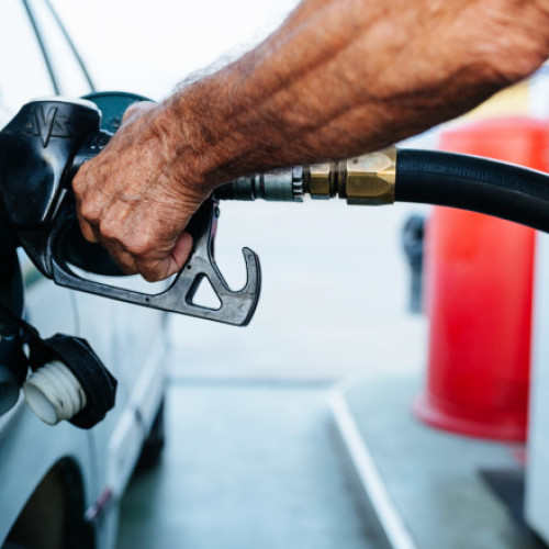Prețurile carburanților cresc în România, în ciuda scăderii prețului internațional al țițeiului