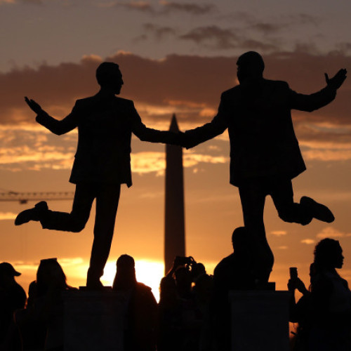 Statuie cu Trump și Epstein instalată temporar la National Mall