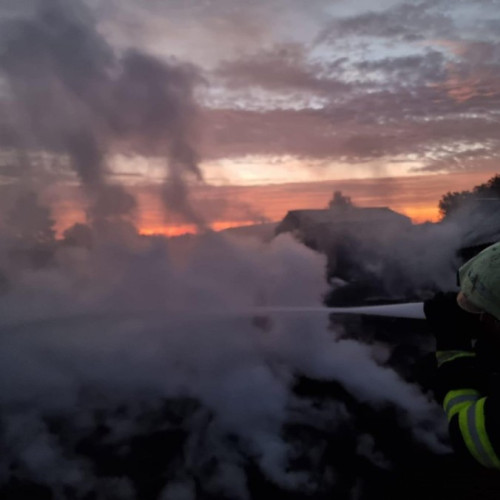 Incendiu puternic în hala unei societăți de reciclare din Iratoșu, intervenție de amploare a pompierilor