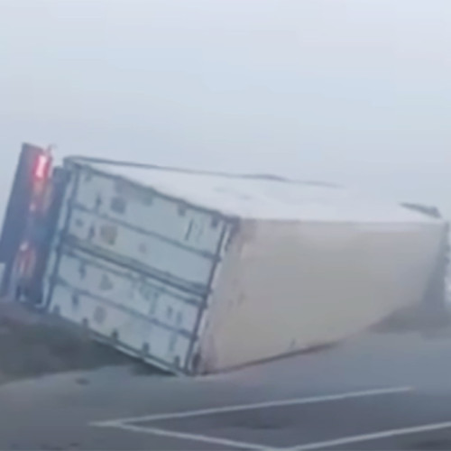 Camion răsturnat în zona Lidl din Tulcea; poliția recomandă prudență în trafic