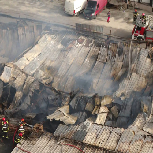Incendiu extins în Sectorul 2, pompierii continuă intervenția pentru stingerea focarelor