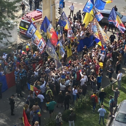 Bărbat ridicat de jandarmi la IPJ Ilfov pentru afișarea unui steag cu simboluri legionare