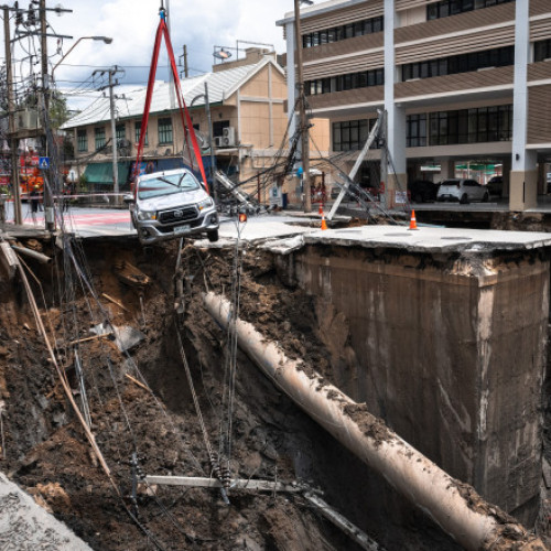 Groapă uriașă apare lângă spital în Bangkok, autoritățile izolează zona