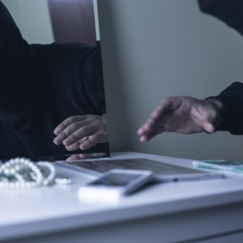 Bărbat reținut pentru furt de bijuterii și bani în Piatra-Neamț