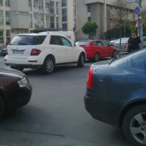 Parcările ilegale blochează circulația pe Aleea Retezat din Cluj-Napoca