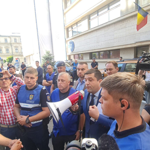 Ministrul Economiei discută cu muncitorii Damen Mangalia în timpul protestului