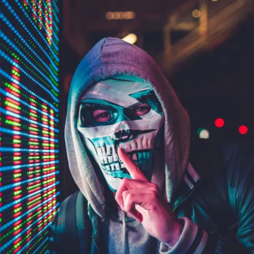 Tânăr de 17 ani, suspectat de trimiterea a peste 400 de mesaje de amenințare către instituții din România