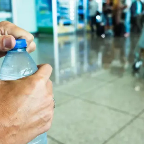 Parlamentarii USR propun plafonarea prețului apei îmbuteliate în spații publice restricționate