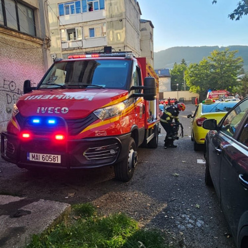 Incendiu în bloc din Piatra-Neamț, provocat de o oală uitată pe aragaz