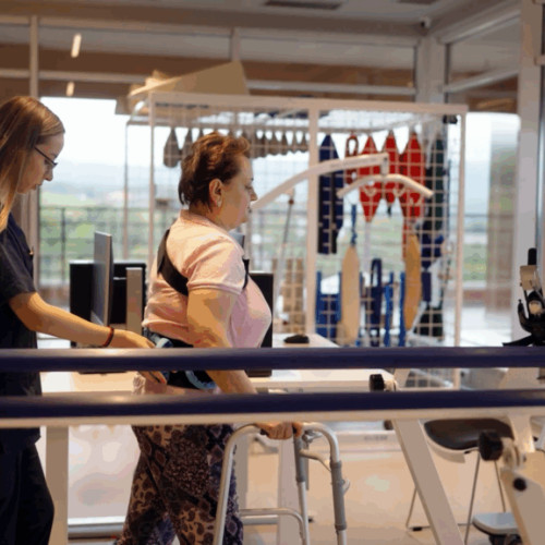 Maricica și-a reluat pașii după un accident cu 28 de fracturi, cu ajutorul tehnologiei robotizate