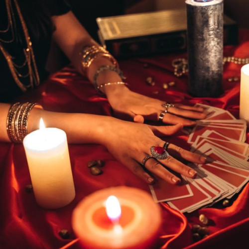 Două tinere reținute pentru înșelăciune cu farmece în Prahova și Ilfov