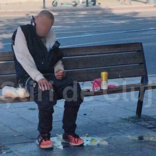 Locuitorii din Cluj-Napoca reclamă probleme cauzate de oamenii străzii în Piața Gării