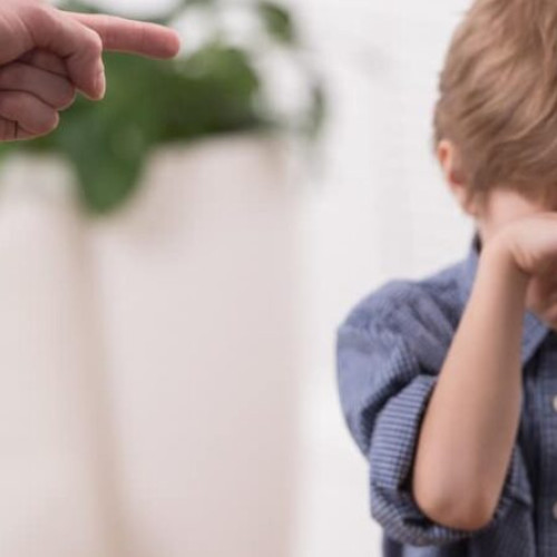 Bărbat din Hațeg trimis în judecată pentru rele tratamente aplicate copiilor