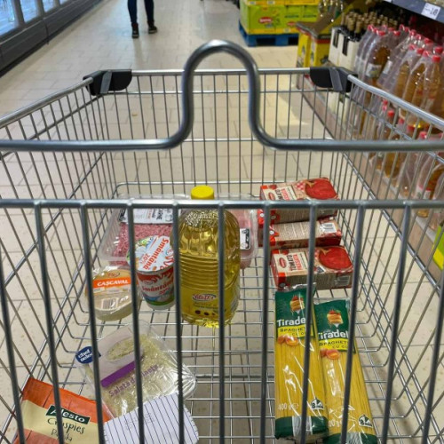 Guvernul prelungește plafonarea adaosului comercial la alimente de bază pentru șase luni