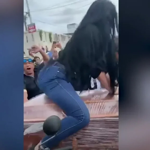Femeie surprinsă dansând pe sicriul soțului în timpul înmormântării în Ecuador