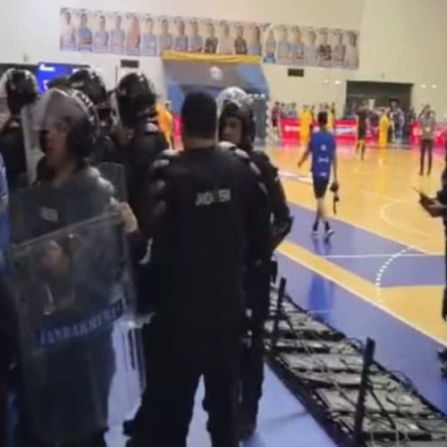 Scandal la meciul România-Ungaria de futsal, partida a fost întreruptă la Craiova