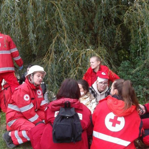 90 de voluntari din Râmnicu Sărat învață tehnici de prim ajutor într-un curs organizat de Crucea Roșie