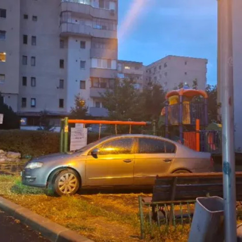 Mașină parcată în parc de joacă pentru copii în cartierul Mănăștur din Cluj
