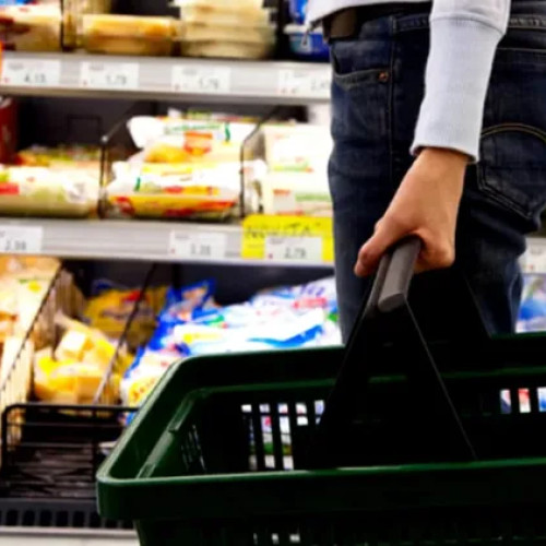 Plafonarea adaosului comercial la alimente de bază, prelungită cu încă șase luni