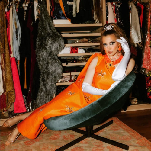 Iulia Albu donează două rochii unicat pentru licitația de la Botoșani