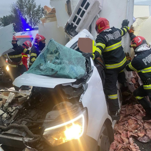 Accident între autoutilitară și ansamblu rutier pe DN2-E85 în Bacău