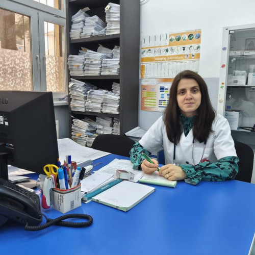 Crește riscul de îmbolnăvire a elevilor toamna, din cauza ambroziei și infecțiilor virale