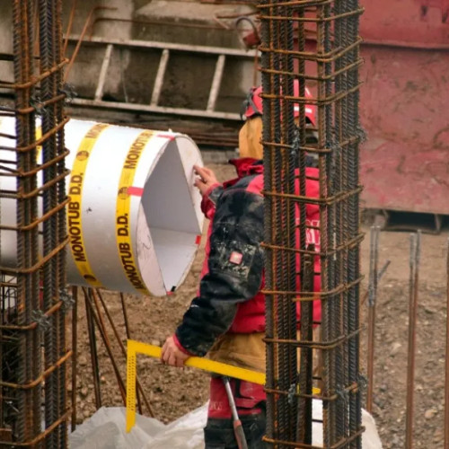 Locuitorii din Borhanci se plâng de întârzierile lucrărilor în zona bisericii